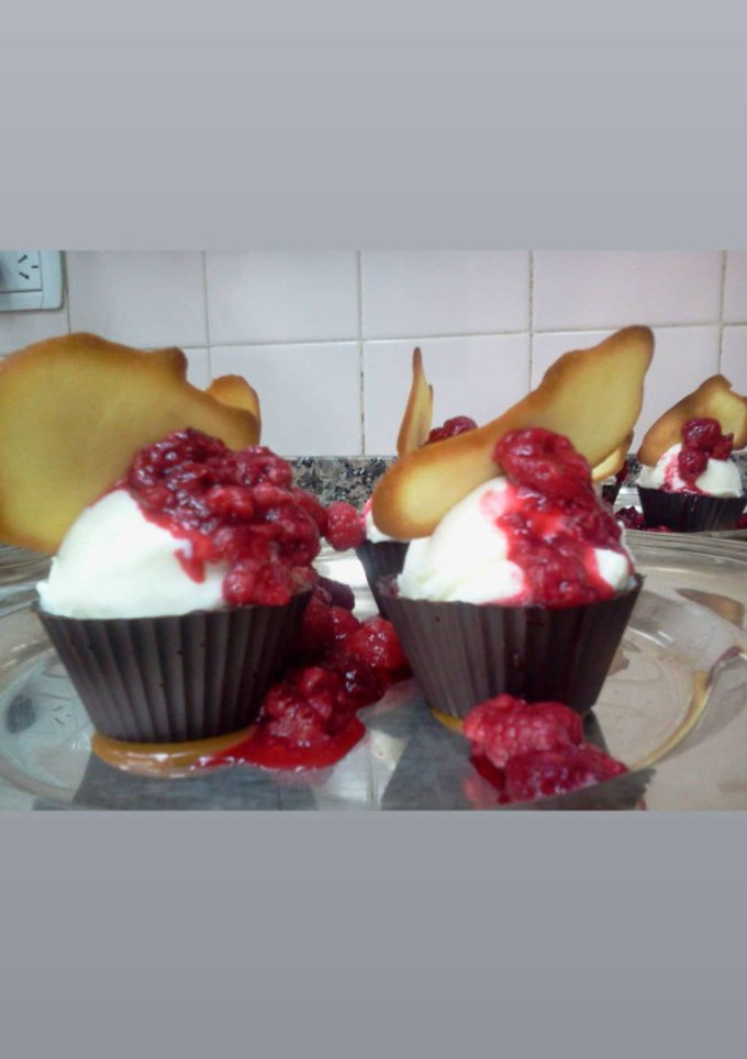 Una foto de Canastitas de chocolate con helado de limón y salsa de frutilla