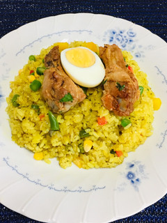 Una foto de Arroz verde con espinaca y piernita de pollo al horno con crema a la huancaína!