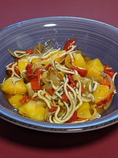 Una foto de Cazuela de patatas con gulas y pimientos del piquillo
