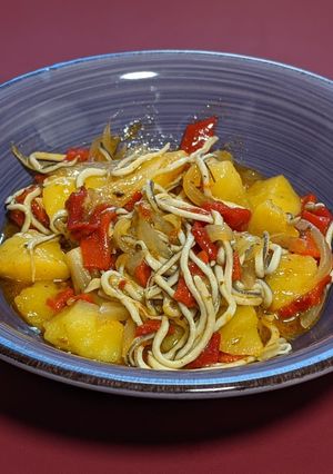 Foto principal de Cazuela de patatas con gulas y pimientos del piquillo