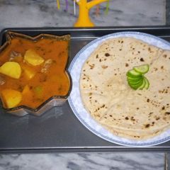 A picture of Aloo gosht with chapati.