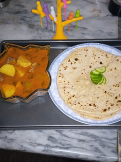 A picture of Aloo gosht with chapati.