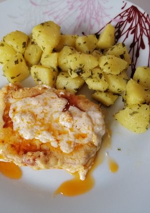 Fokhagymás tejszínes csirkemell petrezselymes burgonyával recept fotója