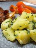 Pommes de terre au persil et ses brochettes de bœuf