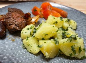 Une photo de Pommes de terre au persil et ses brochettes de bœuf