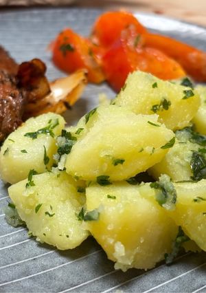 Une photo de Pommes de terre au persil et ses brochettes de bœuf