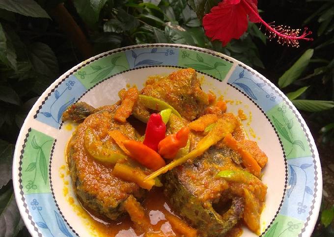 Resep Ikan Tongkol Bumbu Kuning Oleh Lies Syabbarr Cookpad