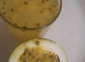 Una foto de Agua de maracuyá