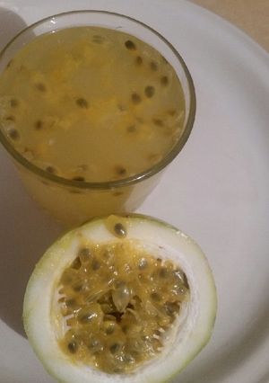 Una foto de Agua de maracuyá