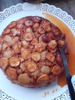 Una foto de Torta multifruta invertida