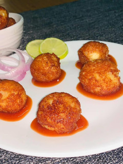 உருளைக்கிழங்கு பன்னீர் உருண்டை (Urulaikilanku paneer urundal recipe in tamil) செய்முறை முக்கிய புகைப்படம்