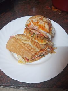 Una foto de Bocadillo de lomo adobado, salteado de pimiento y huevo frito