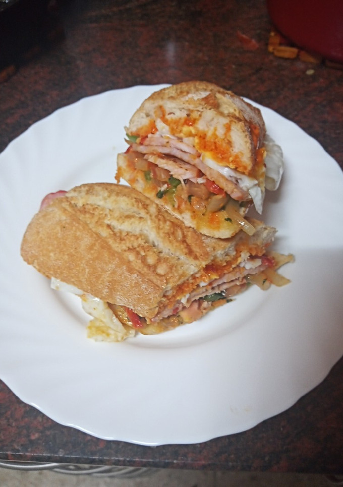Una foto de Bocadillo de lomo adobado, salteado de pimiento y huevo frito