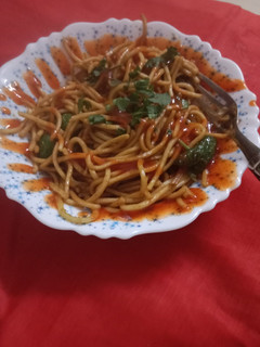 હક્કા નૂડલ્સ (Hakka Noodles Recipe in Gujarati) રેસીપી મુખ્ય ફોટો