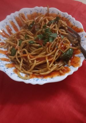 હક્કા નૂડલ્સ (Hakka Noodles Recipe in Gujarati) રેસીપી મુખ્ય ફોટો