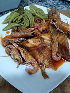 Una foto de Pasta de espinacas con marisco y raya, a la pimienta roja