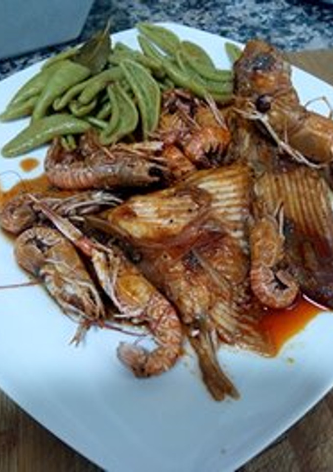 Una foto de Pasta de espinacas con marisco y raya, a la pimienta roja