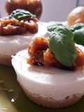Mini cheesecake salati al basilico con chutney di zucca