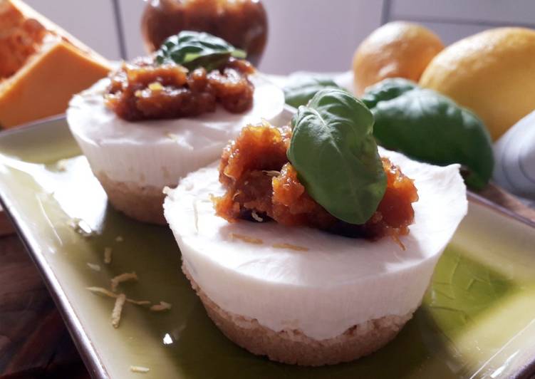 Mini cheesecake salati al basilico con chutney di zucca