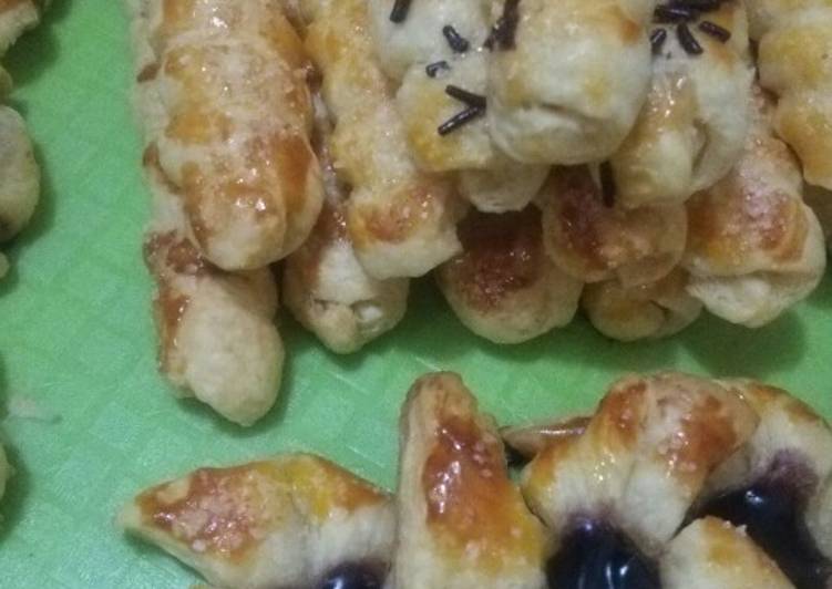 Cheeseroll and blueberry pastry