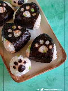 Una foto de Onigiris de salmón y edamame 🍙🐟