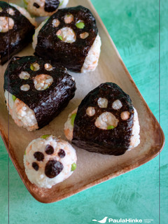 Una foto de Onigiris de salmón y edamame 🍙🐟