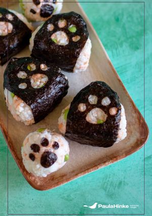 Una foto de Onigiris de salmón y edamame 🍙🐟