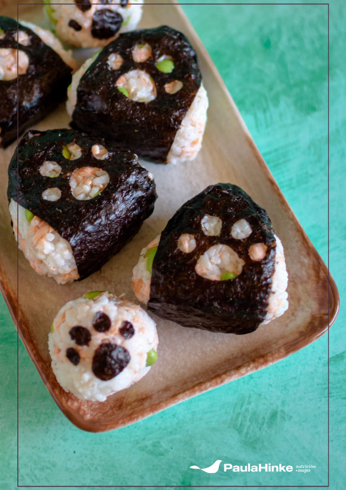 Una foto de Onigiris de salmón y edamame 🍙🐟