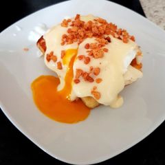 A picture of My poahed Egg, Hallumi and Bacon Crisp. 👍.