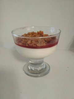 Una foto de Tarta de queso con crujiente de galleta en copa