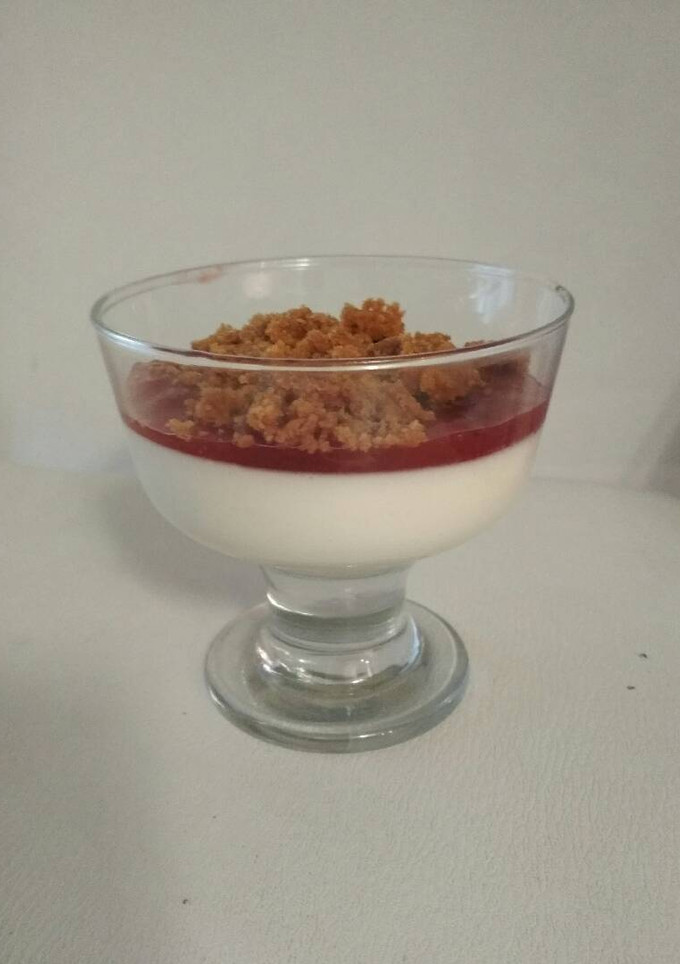 Una foto de Tarta de queso con crujiente de galleta en copa