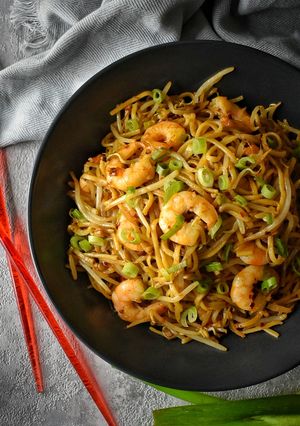 A picture of King Prawn Chow Mein.