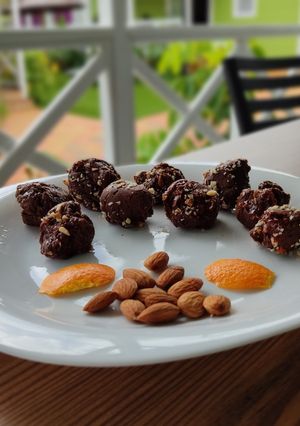 Una foto de Rocas de chocolate con naranja Almendras y mermelada de fresa 🍓