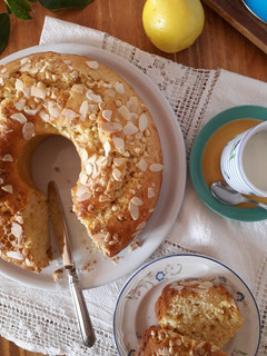 Foto di Ciambellone alla ricotta, con cioccolato bianco e limone