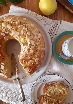 Foto di Ciambellone alla ricotta, con cioccolato bianco e limone
