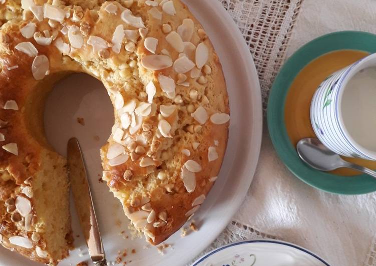 Ciambellone alla ricotta, con cioccolato bianco e limone