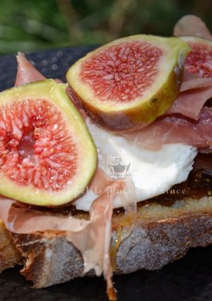 Une photo de Bruschetta à la figue, jambon de pays et fromage de chèvre