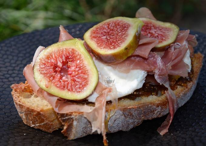 Bruschetta à la figue, jambon de pays et fromage de chèvre