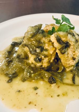Una foto de Albóndigas de pollo en salsa verde con verdolagas