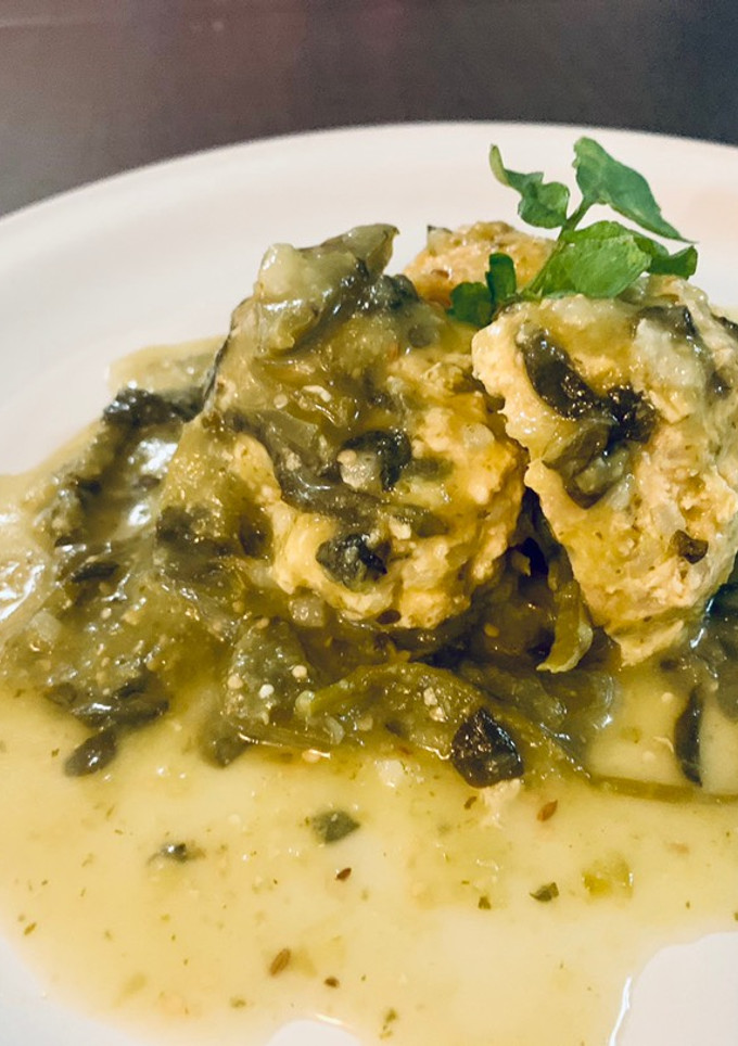 Una foto de Albóndigas de pollo en salsa verde con verdolagas