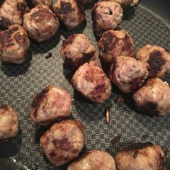A picture of Classic Swedish meatballs.
