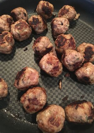 A picture of Classic Swedish meatballs.