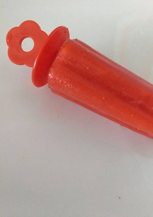 Una foto de Helado de agua de frutilla
