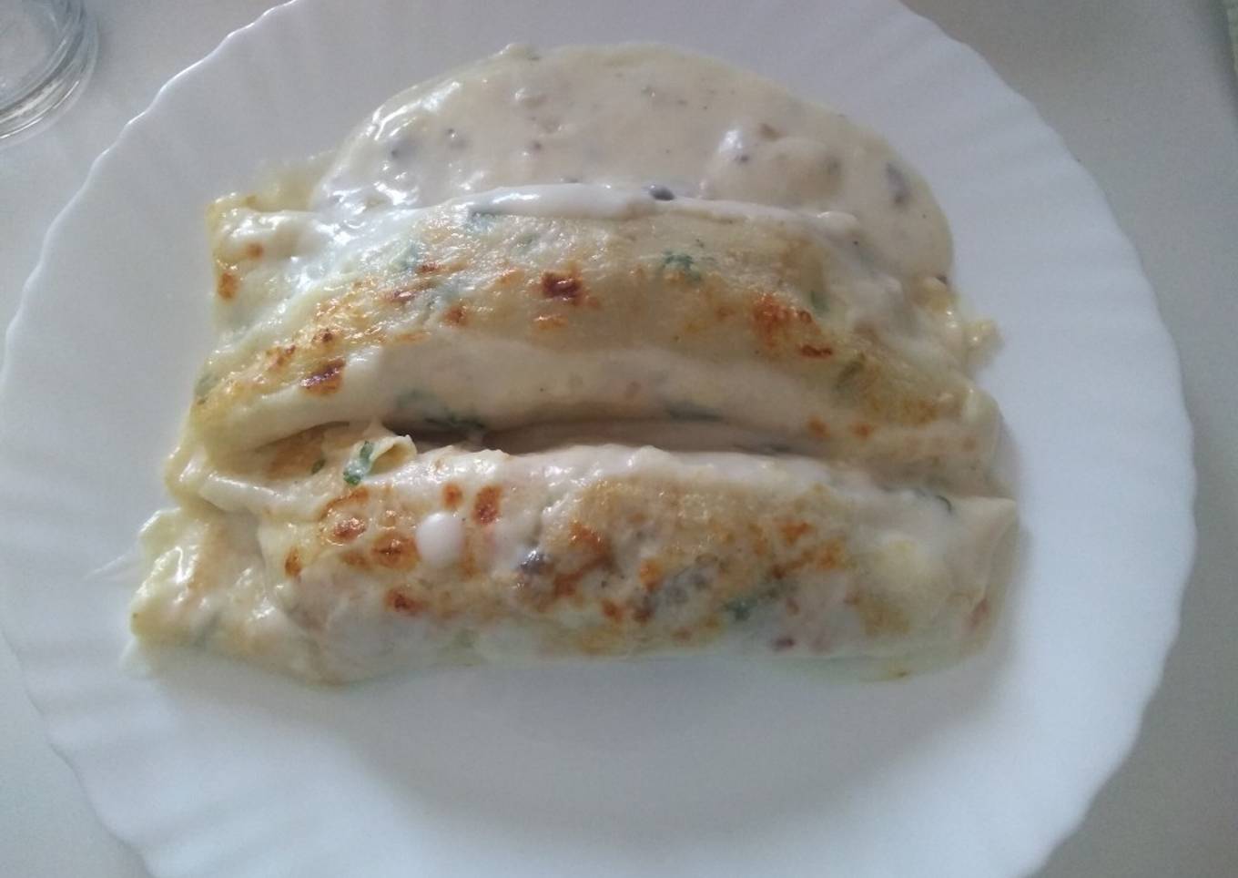 Crepes con bechamel rellenas de pollo y champiñón