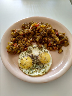 Una foto de Berenjena con patatas y huevo frito de la mamá