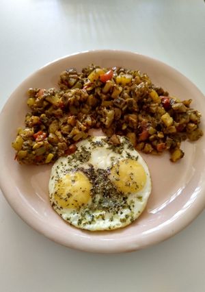 Foto principal de Berenjena con patatas y huevo frito de la mamá