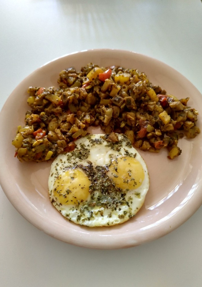 Una foto de Berenjena con patatas y huevo frito de la mamá