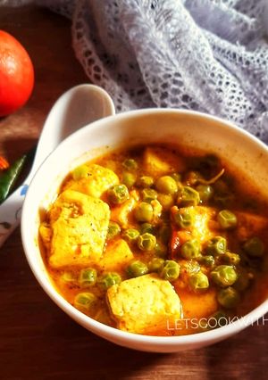 A picture of Matar Paneer.