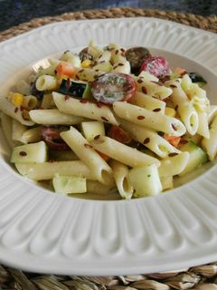 Una foto de Ensalada de macarrones con salsa de yogurt