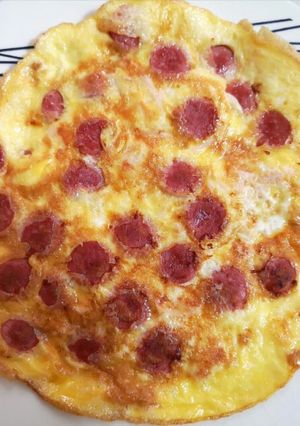Una foto de Omelette de jamón, queso y hot dog frankfurter